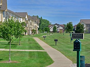 Defined walking paths within community at Thornridge Apartments in Grand Blanc, MI